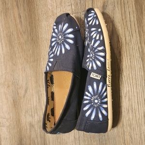 Womens Tom's size 8 blue